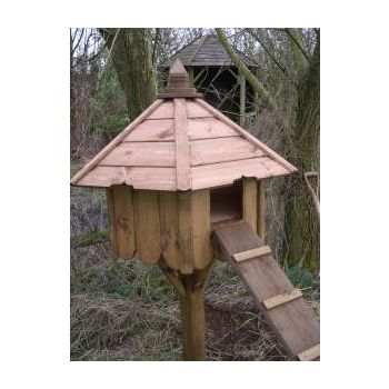 Buttercup Hexagonal duck house nesting box with post